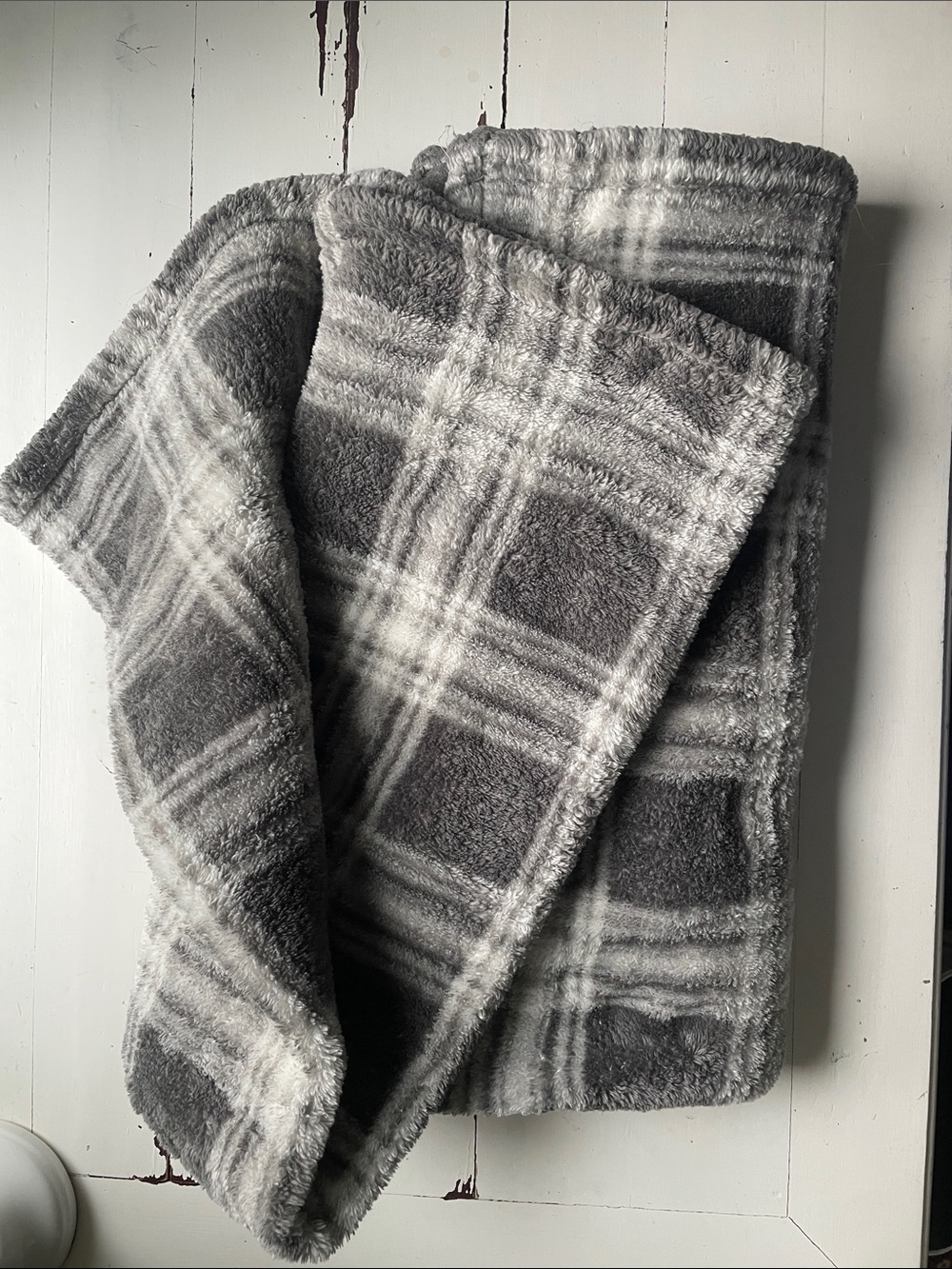 Cozy Grey & White Plaid Fleece Throw Blanket - Ultra Soft Comfort